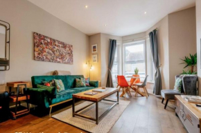 Charming Seaside 2 Bed Apartment, 2minute walk from Top Westbrook Bay Beach